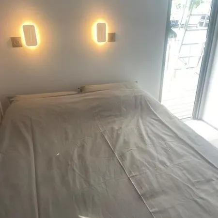 Botel La Mare Houseboat