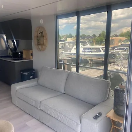 La Mare Houseboat