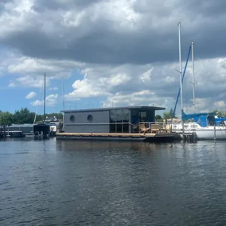 La Mare Houseboat Botel