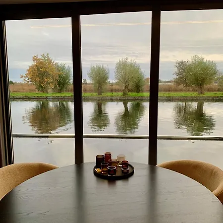 Botel La Mare Houseboat *